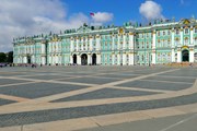 Туристы разбирают "на память" брусчатку Дворцовой площади в Петербурге