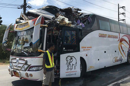 Экскаватор срезал крышу туристического автобуса на Пхукете
